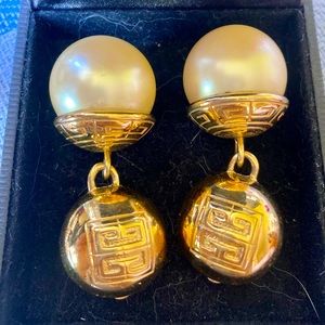 Givenchy earrings clip on